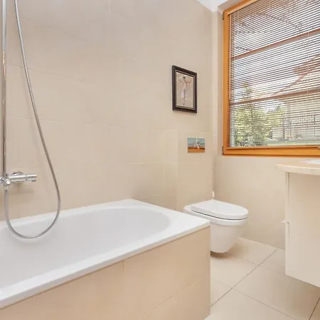 Spacious & Elegant For 8 Guests In By Renters Apartamento *