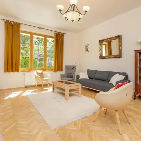 Spacious & Elegant For 8 Guests In By Renters