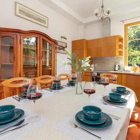 Spacious & Elegant For 8 Guests In By Renters Sopot
