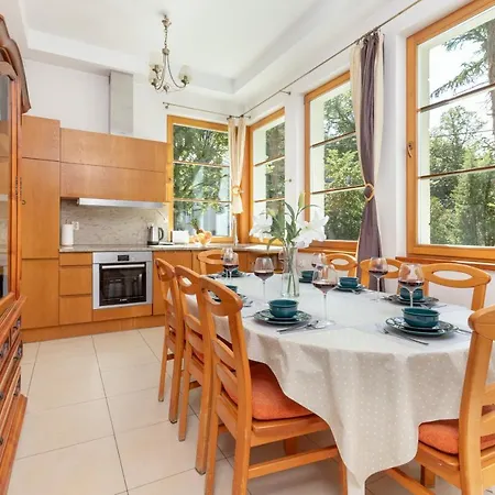 Spacious & Elegant For 8 Guests In By Renters Sopot